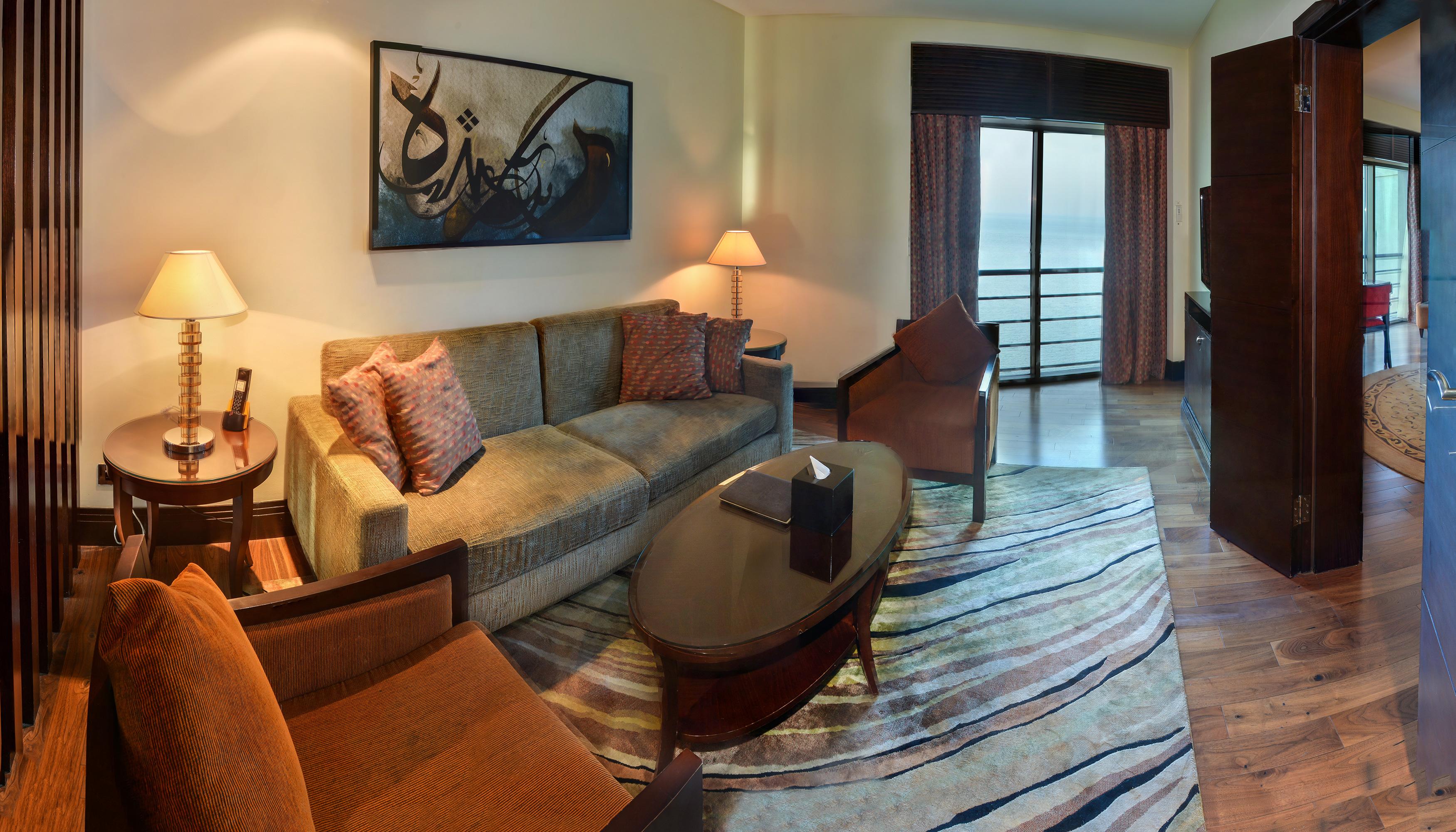 소피텔 알 코바 더 코르니쉬 알크호바르 외부 사진 A living room in a suite at the Ritz-Carlton, Bahrain