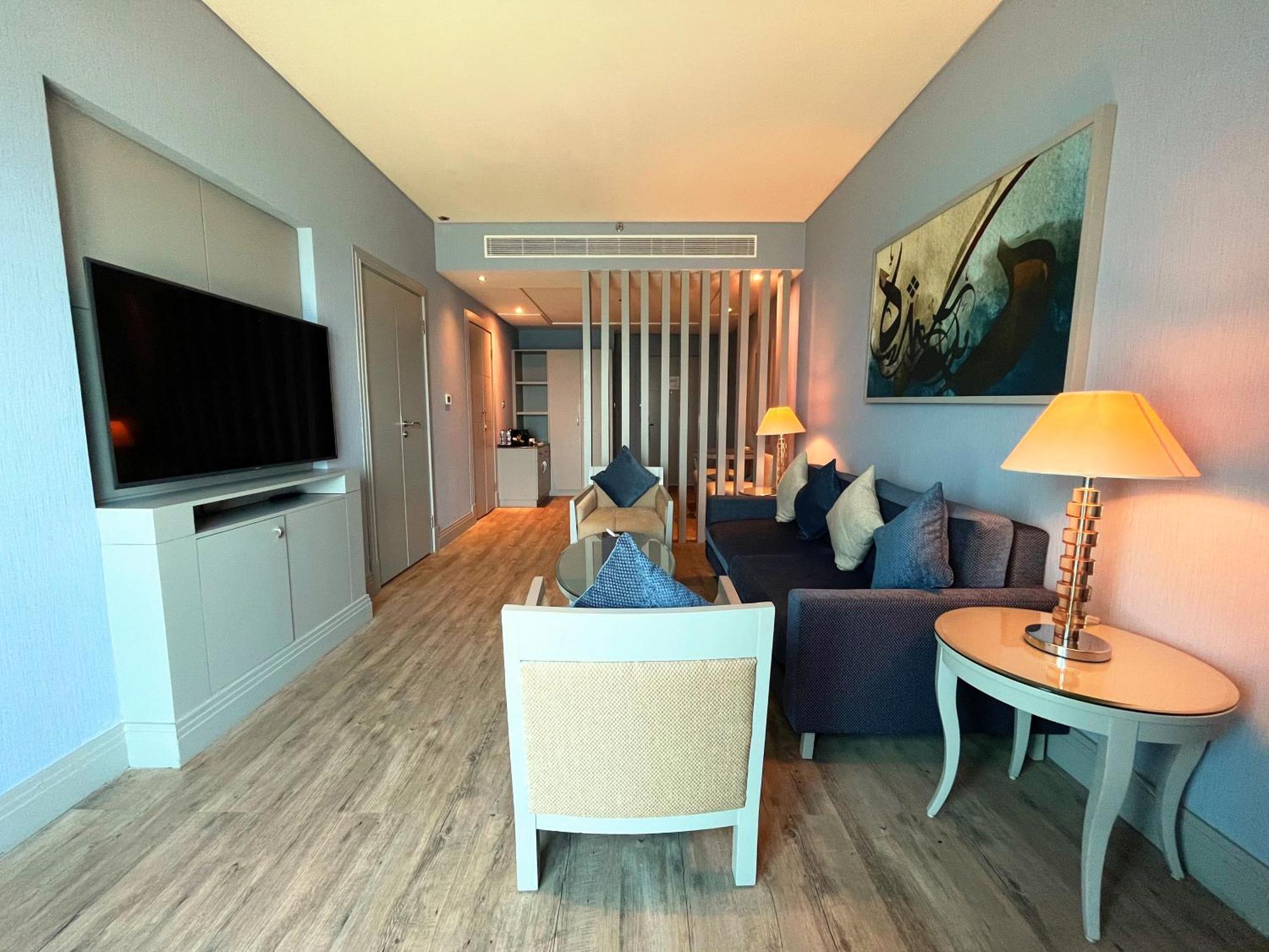 소피텔 알 코바 더 코르니쉬 알크호바르 외부 사진 A living room in a suite at the hotel