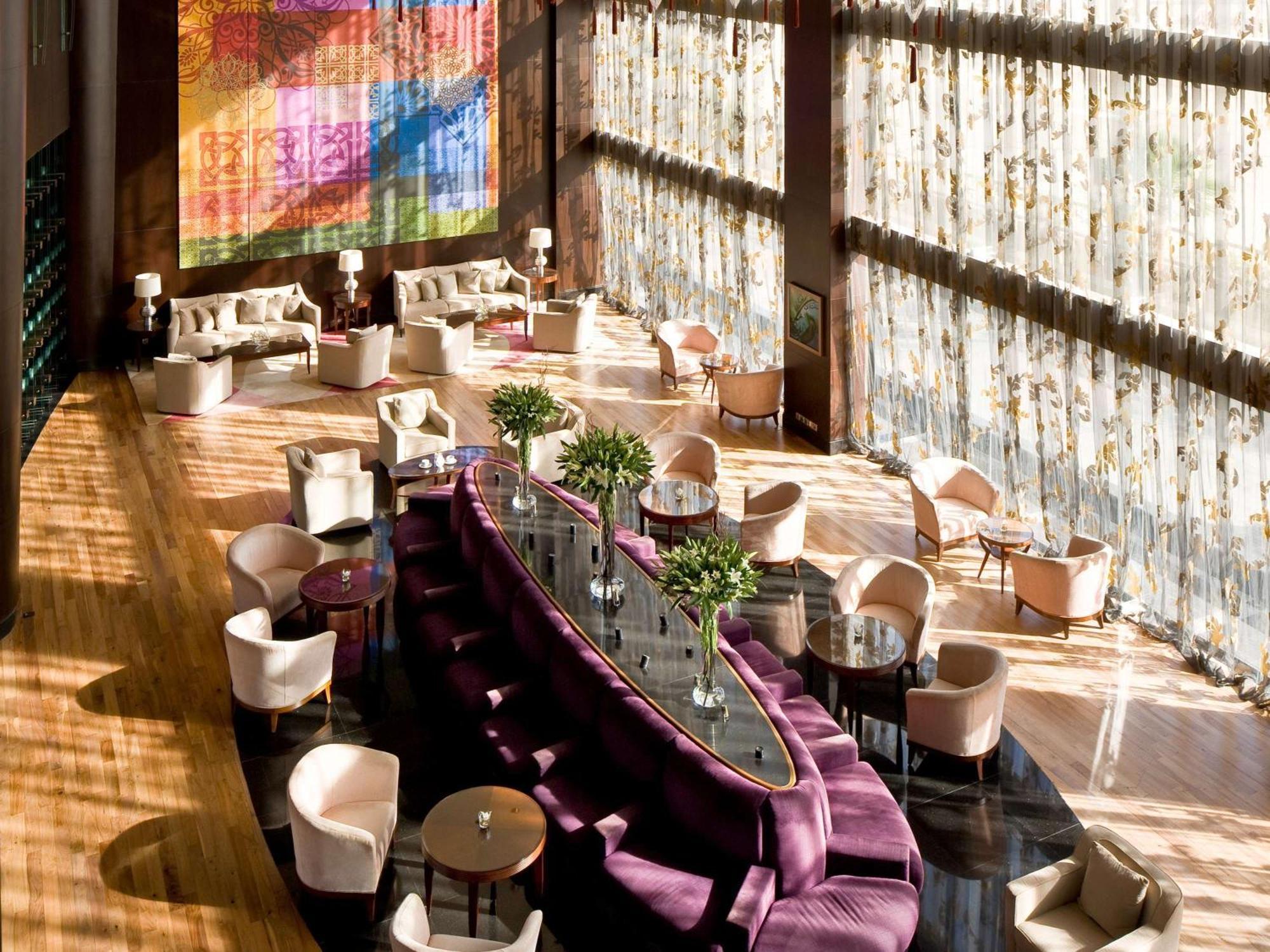 소피텔 알 코바 더 코르니쉬 알크호바르 외부 사진 The interior of the restaurant