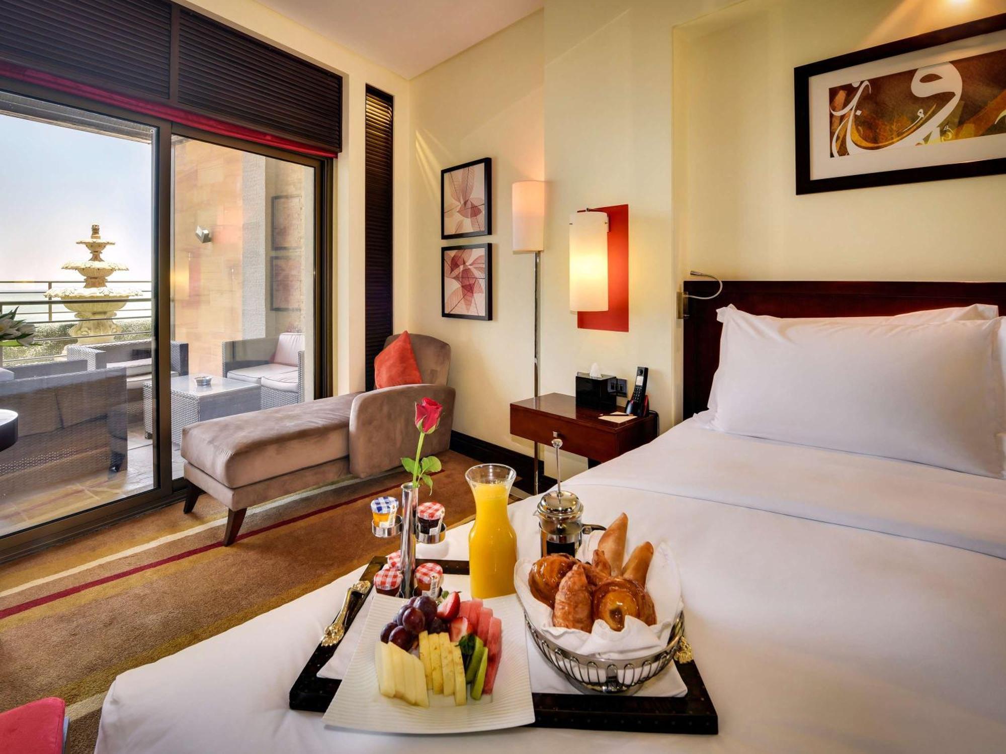 소피텔 알 코바 더 코르니쉬 알크호바르 외부 사진 A room at the Hilton Cairo