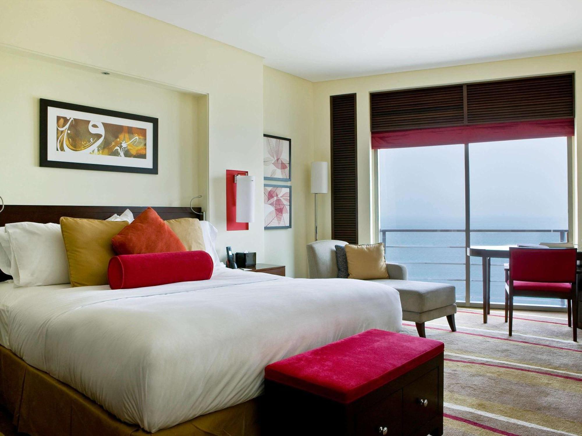 소피텔 알 코바 더 코르니쉬 알크호바르 외부 사진 A guest room at the hotel
