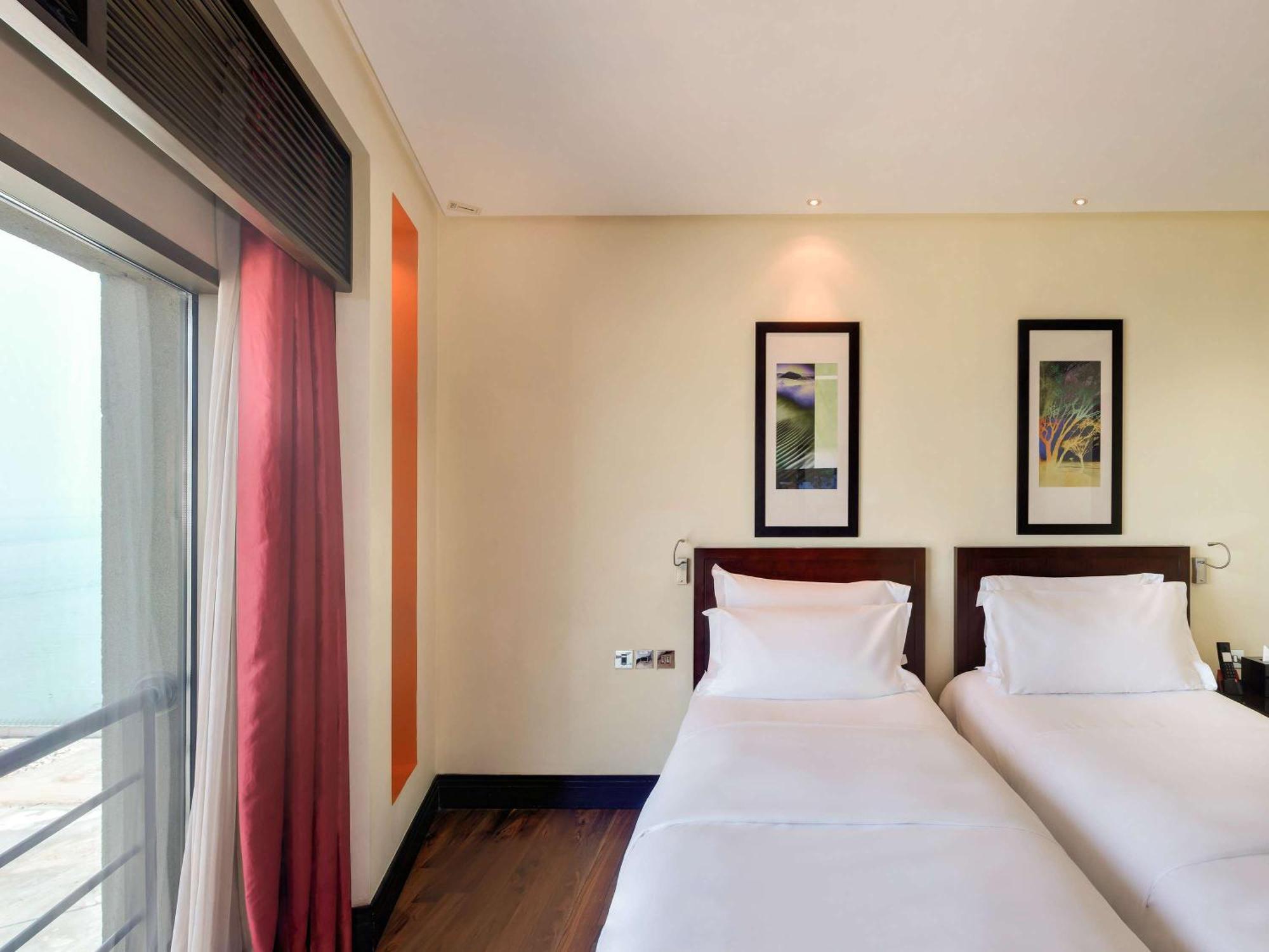 소피텔 알 코바 더 코르니쉬 알크호바르 외부 사진 A typical room at the hotel