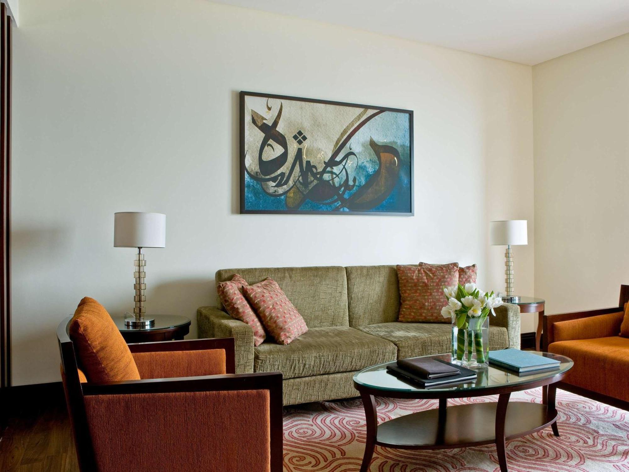 소피텔 알 코바 더 코르니쉬 알크호바르 외부 사진 A living room at the Ritz-Carlton, Dubai