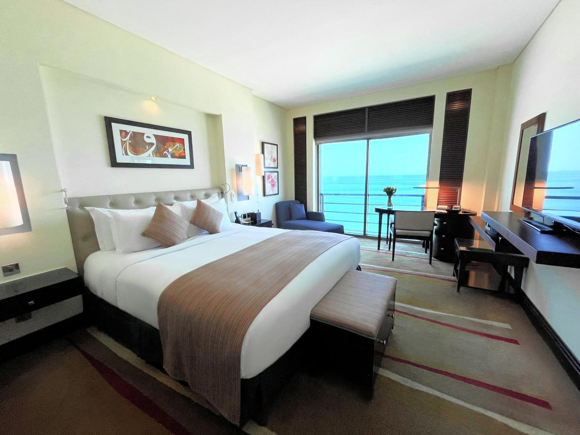 소피텔 알 코바 더 코르니쉬 알크호바르 외부 사진 A guest room at the hotel
